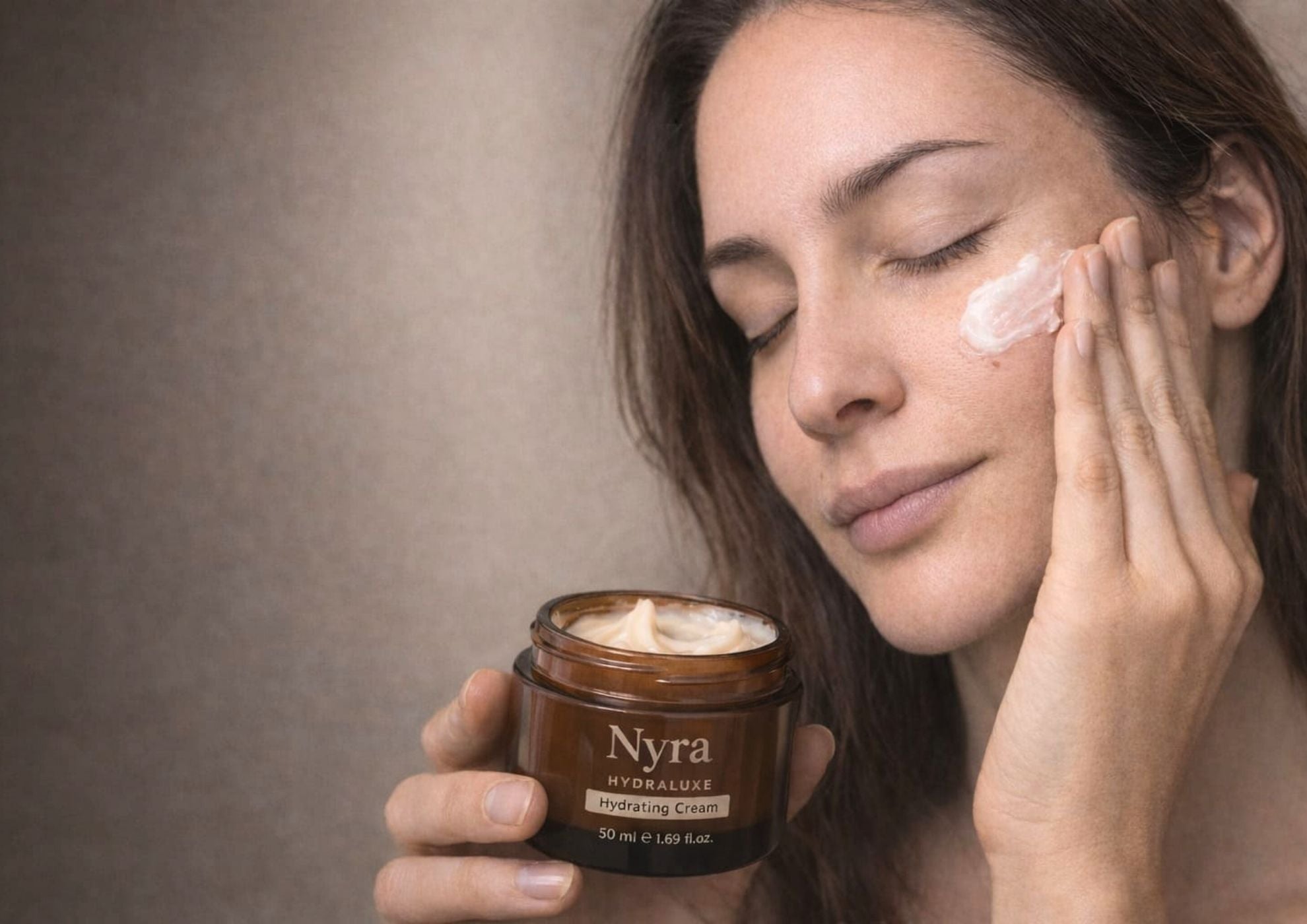 Mujer aplicando crema hidratante botánica Nyra Hydraluxe para piel sensible