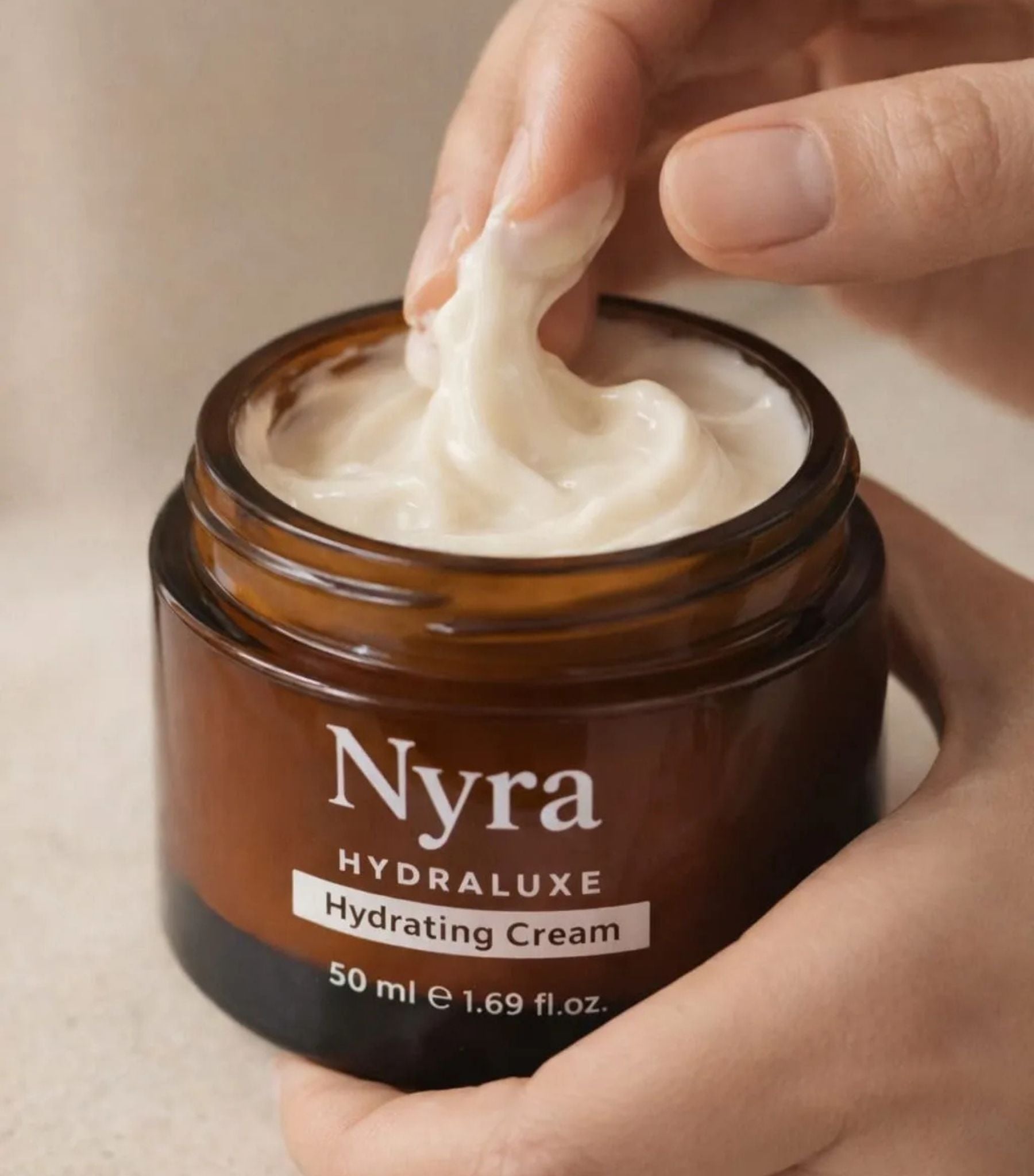 Textura ligera y sedosa de la crema facial botánica Hydraluxe Nyra Botanicals